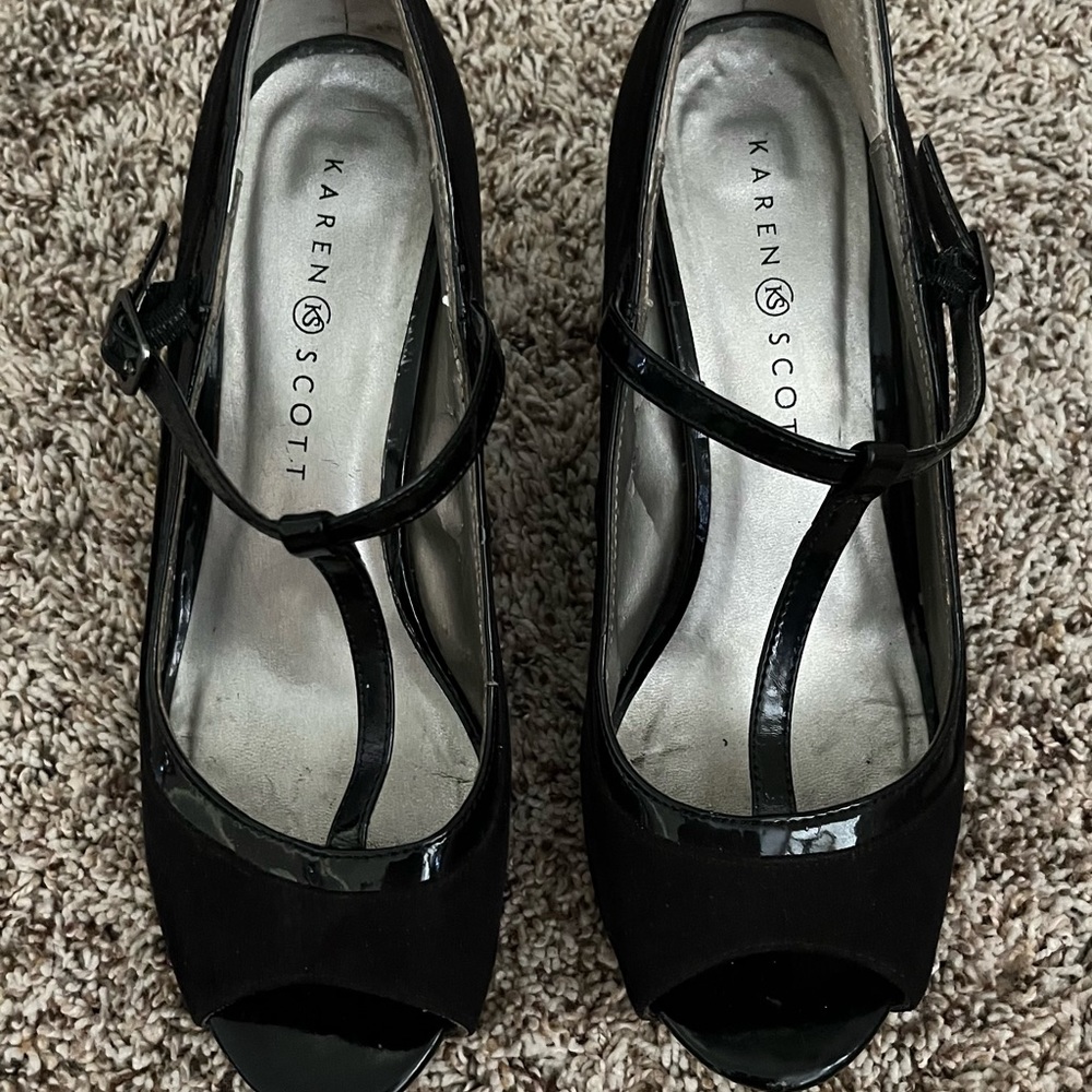 Adorable Mary Jane black heels